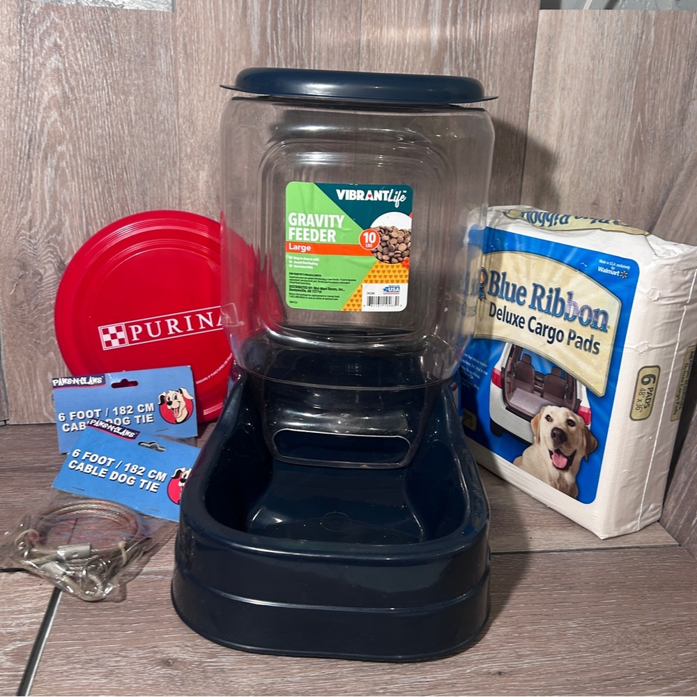 🐶 Dog Essentials Bundle – Feeder, Pads, Frisbee & Tie-Outs – New!